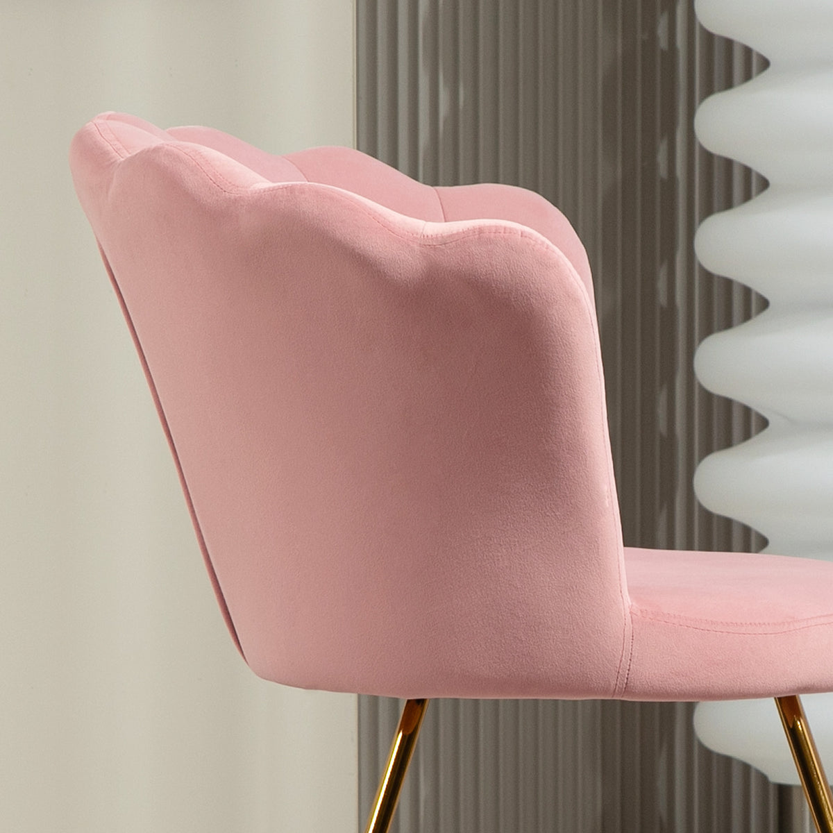 Fauteuil coquillage rose en velours et métal doré-7