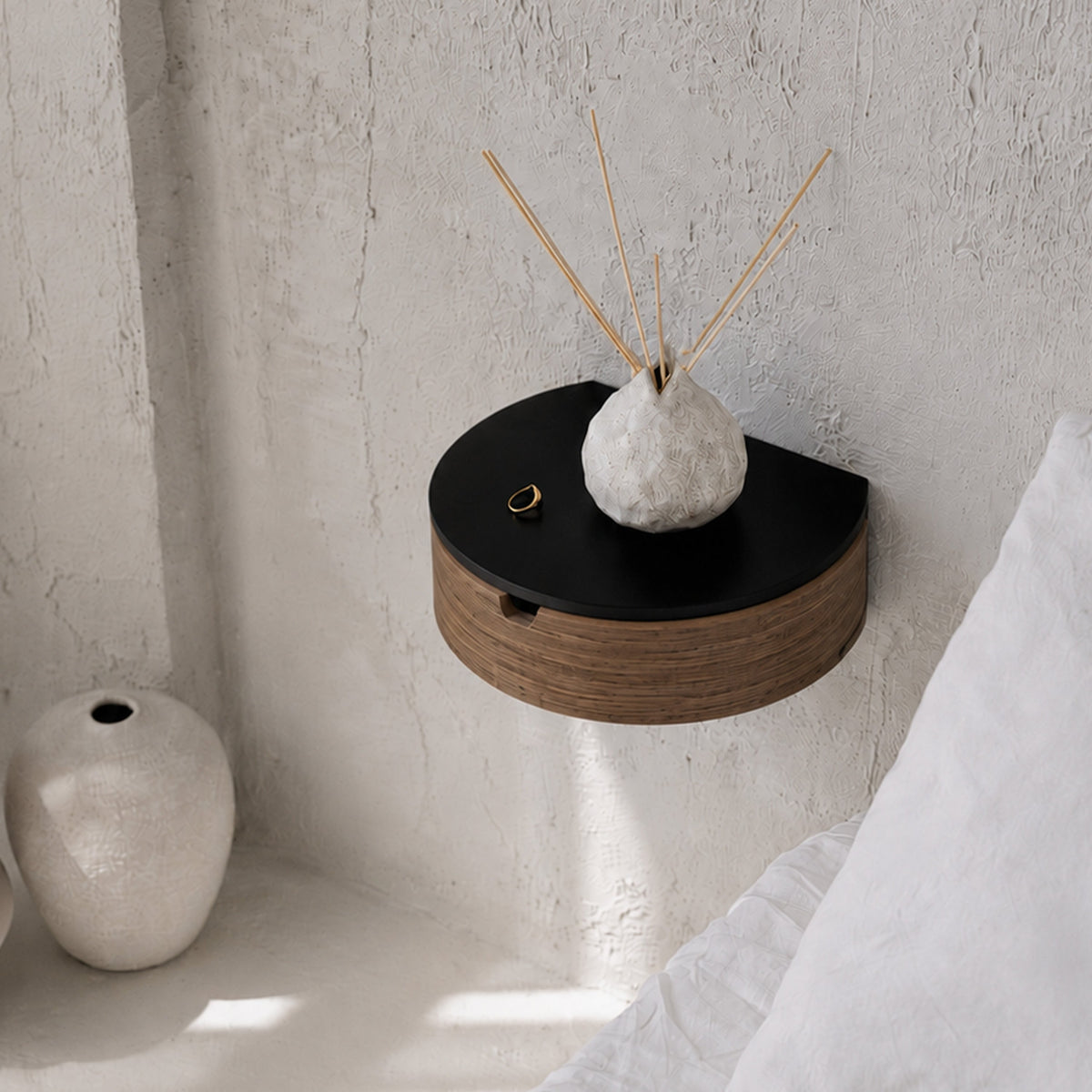 Table de chevet murale Nora – tiroir arrondi