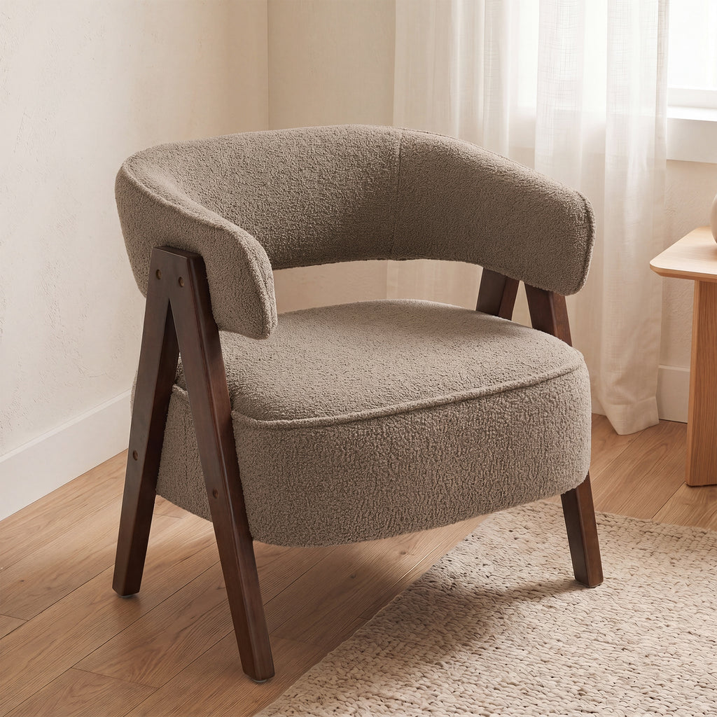 Fauteuil de salon en tissu bouclette marron et bois – Noéa