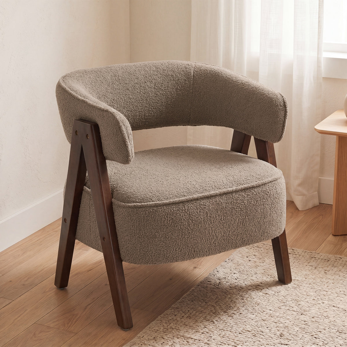 Fauteuil de salon en tissu bouclette marron et bois – Noéa